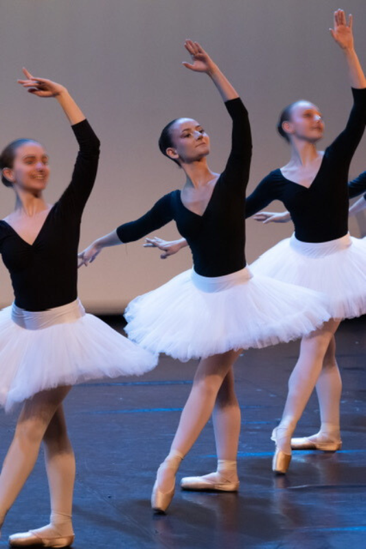 Ensemble de danseuses classiques en tutus blancs